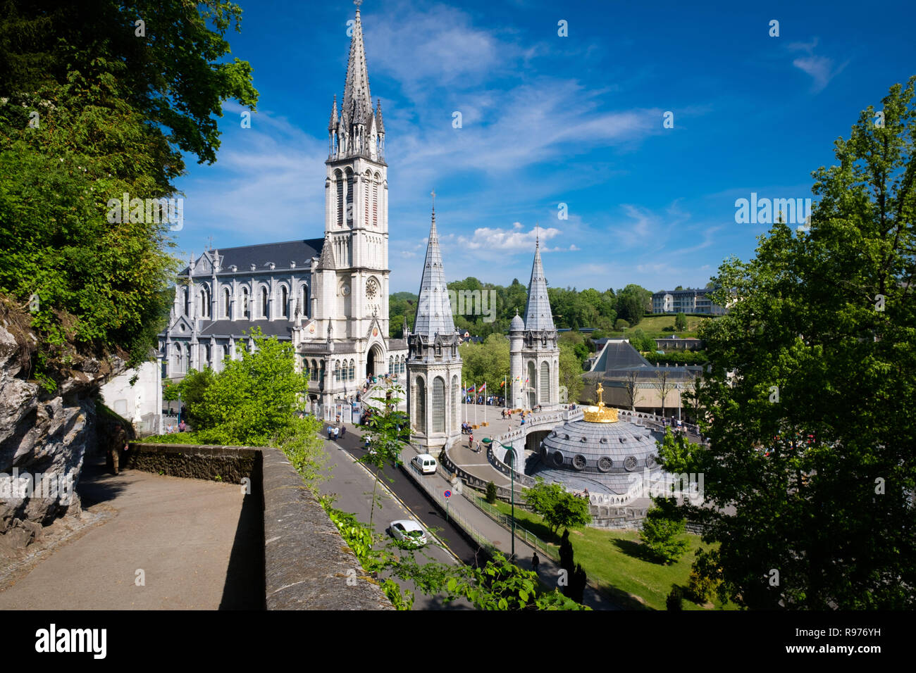 Lourdes (sud-ovest della Francia). 2016/05/20. Santuari più visitati santuario di pellegrinaggio in Francia. Basilica di Nostra Signora del Rosario (comunemente noto come la Basilica Inferiore) e la Basilica dell Immacolata Concezione (Basilica Superiore), qui visto dal calvario, sono situati da parte del Gave de Lourdes fiume all'interno del Santuario di Nostra Signora di Lourdes. Foto Stock