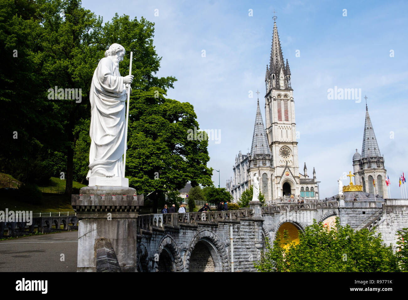 Lourdes (sud-ovest della Francia): i santuari. Basilica di Nostra Signora del Rosario (comunemente noto come la Basilica Inferiore) e la Basilica dell Immacolata Concezione (Basilica Superiore) Foto Stock