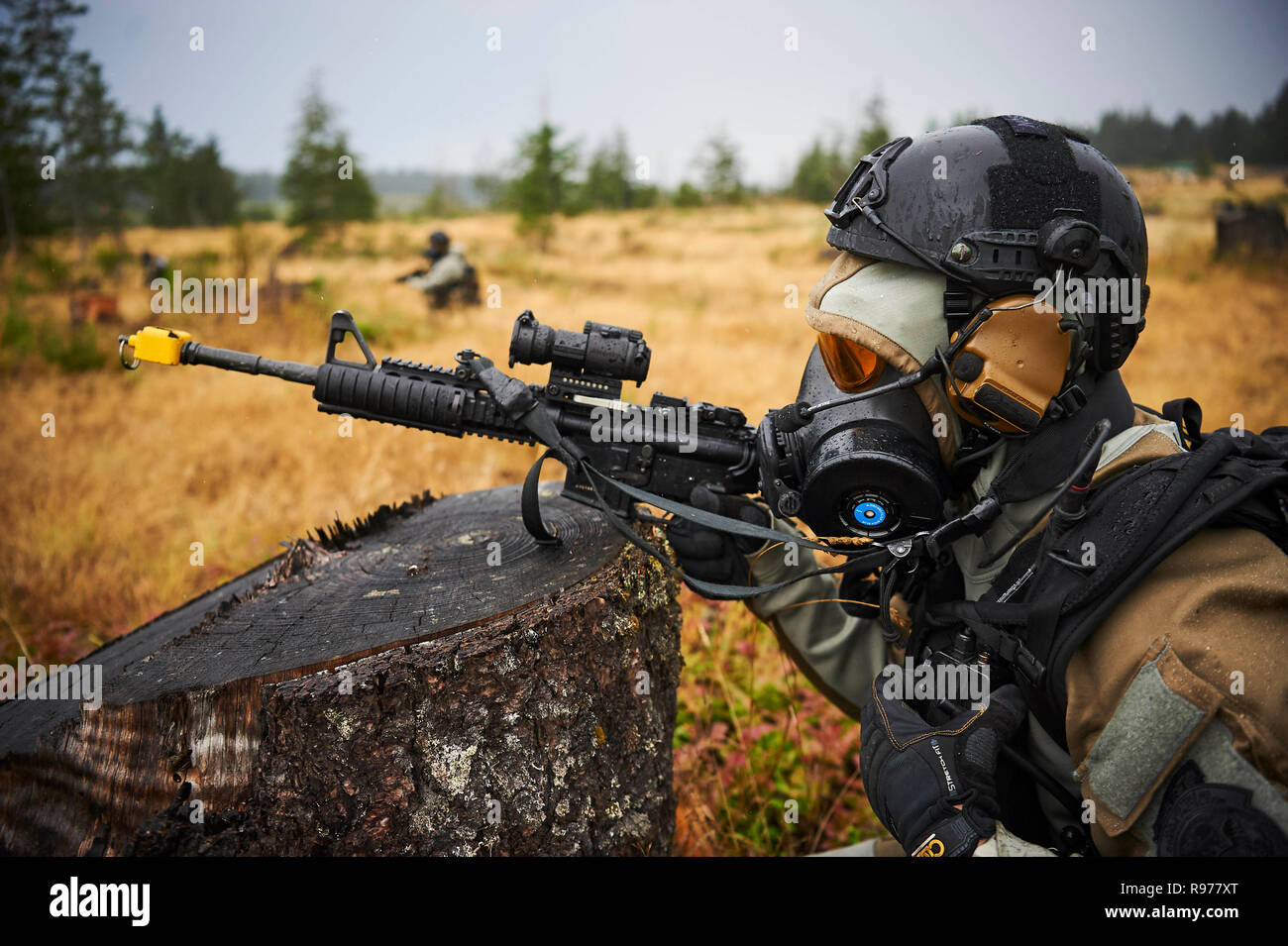 Gli stati speciali di team di risposta per la conduzione di un sito sensibile alla missione di valutazione che indossa un CB leggero termico integrato Ensemble (CB Lite) tuta. (Foto cortesia di U.S. La ricerca dell'esercito, di progettazione e sviluppo personale di comando fotografo) Foto Stock