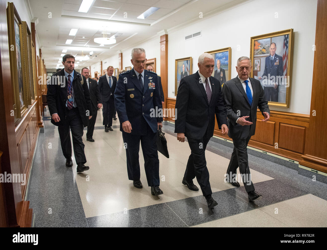 Stati Uniti Vice Presidente Mike Pence è salutato da U.S. Il Segretario della Difesa James N. Mattis come egli arriva al Pentagono, Dic 19, 2018. (DoD foto di Tech Sgt. Vernon giovani Jr.) Foto Stock
