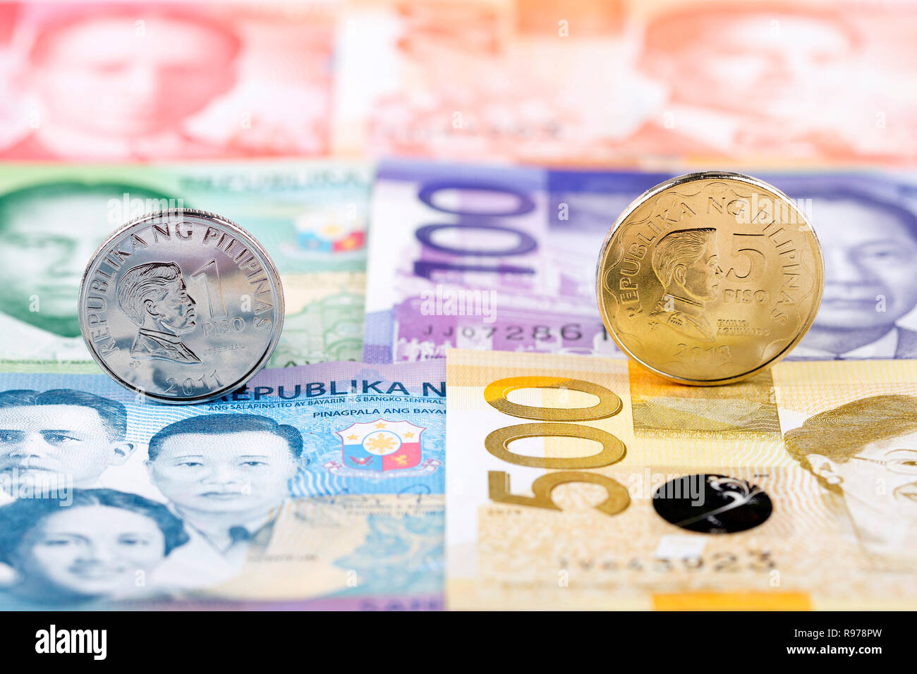 Philippine peso monete sullo sfondo delle banconote Foto Stock