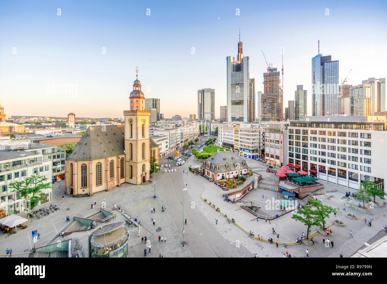 Saint Katharin chiesa e il moderno centro citta' con grattacieli di Francoforte su Main, Germania Foto Stock