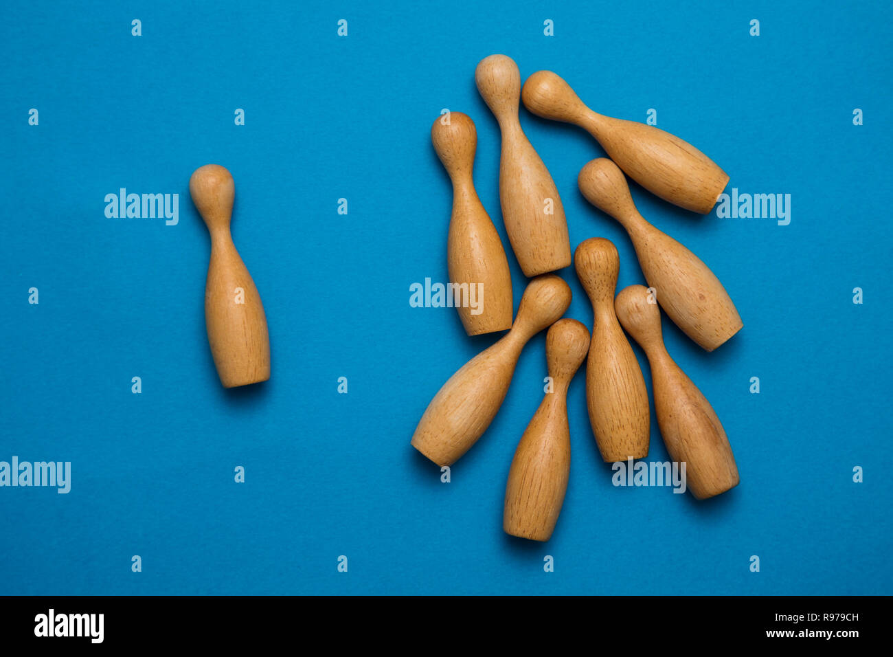 Concetto di assunzione in legno per persone su uno sfondo blu. Talento, lavoro, opportunità di concetto Foto Stock