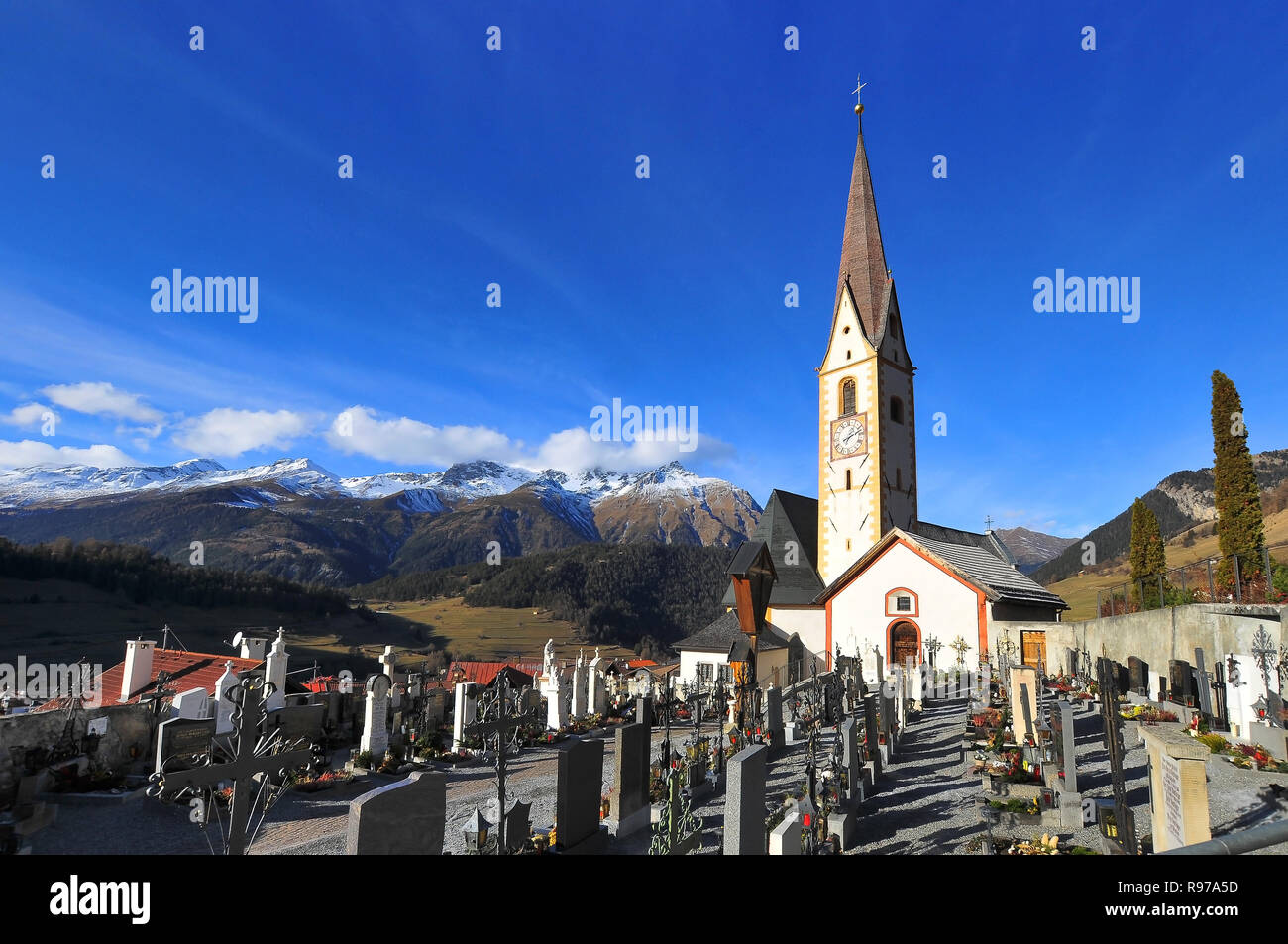 San Valentino Chiesa di Nauders, sullo sfondo la Samnaungruppe (3146 m), Tirolo, Austria, Europa Foto Stock