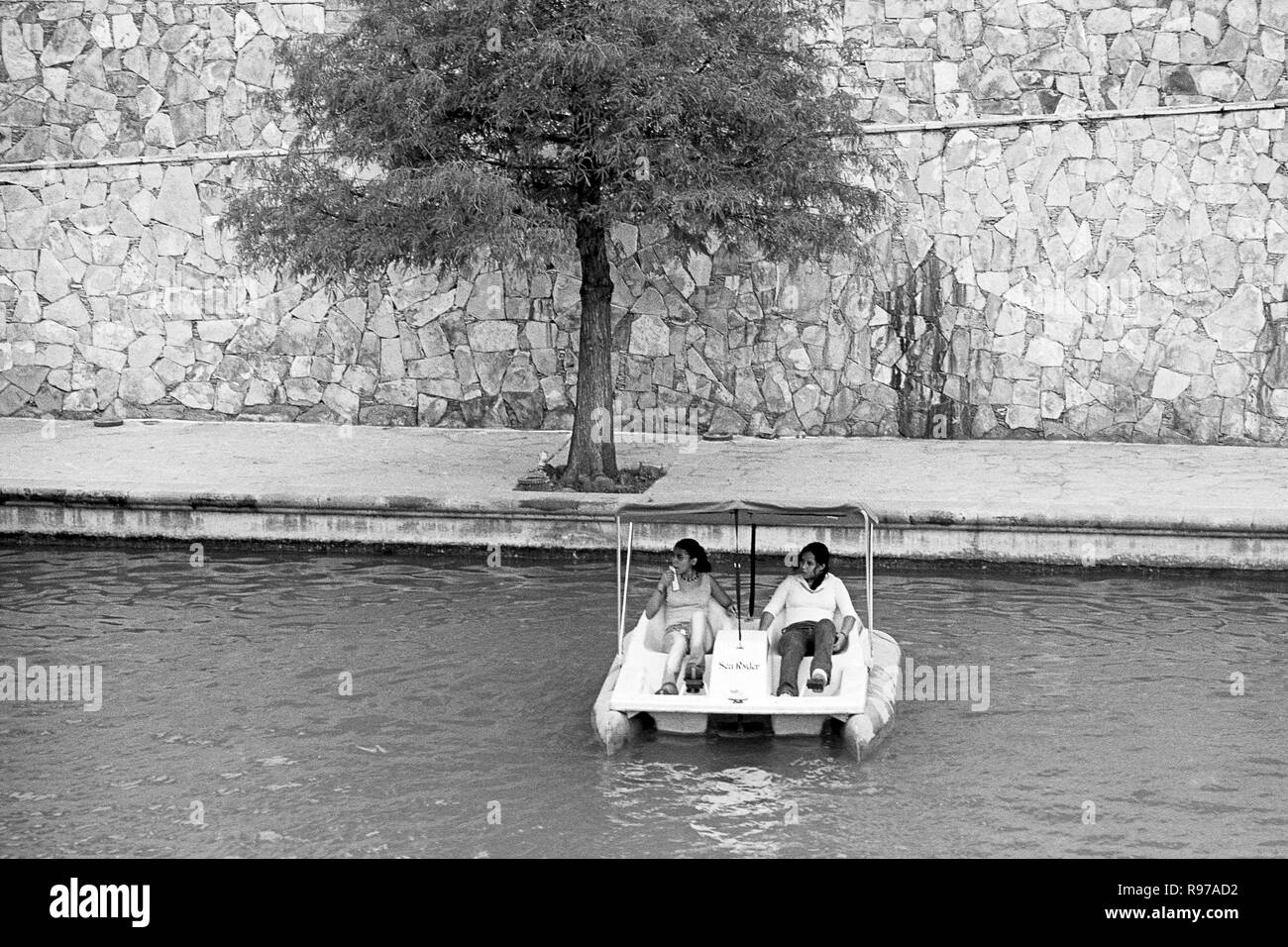 MONTERREY NL/MESSICO - il Nov 2, 2003: due giovane donna godetevi il pedale barca a Santa Lucia, da Macroplaza Foto Stock