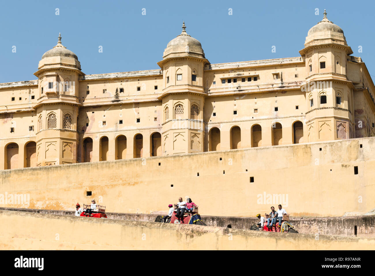 I turisti tenendo corse di elefanti a Forte Amer, Rajasthan, a Jaipur, India Foto Stock