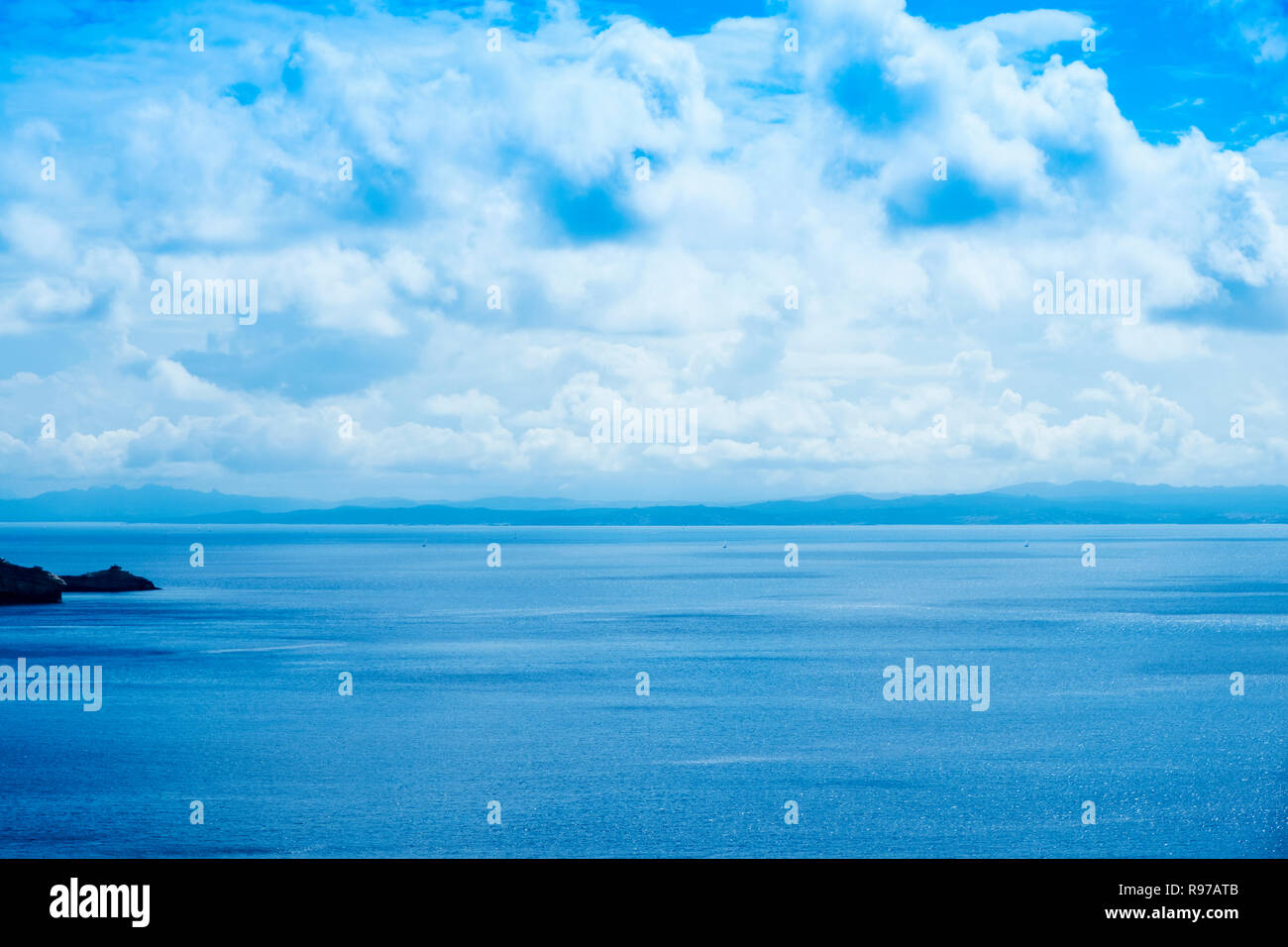 Una vista del mare Mediterraneo presso le Bocche di Bonifacio, da Bonifacio in Corsica, Francia, evidenziando i francesi Isole Lavezzi e l'italiano Foto Stock