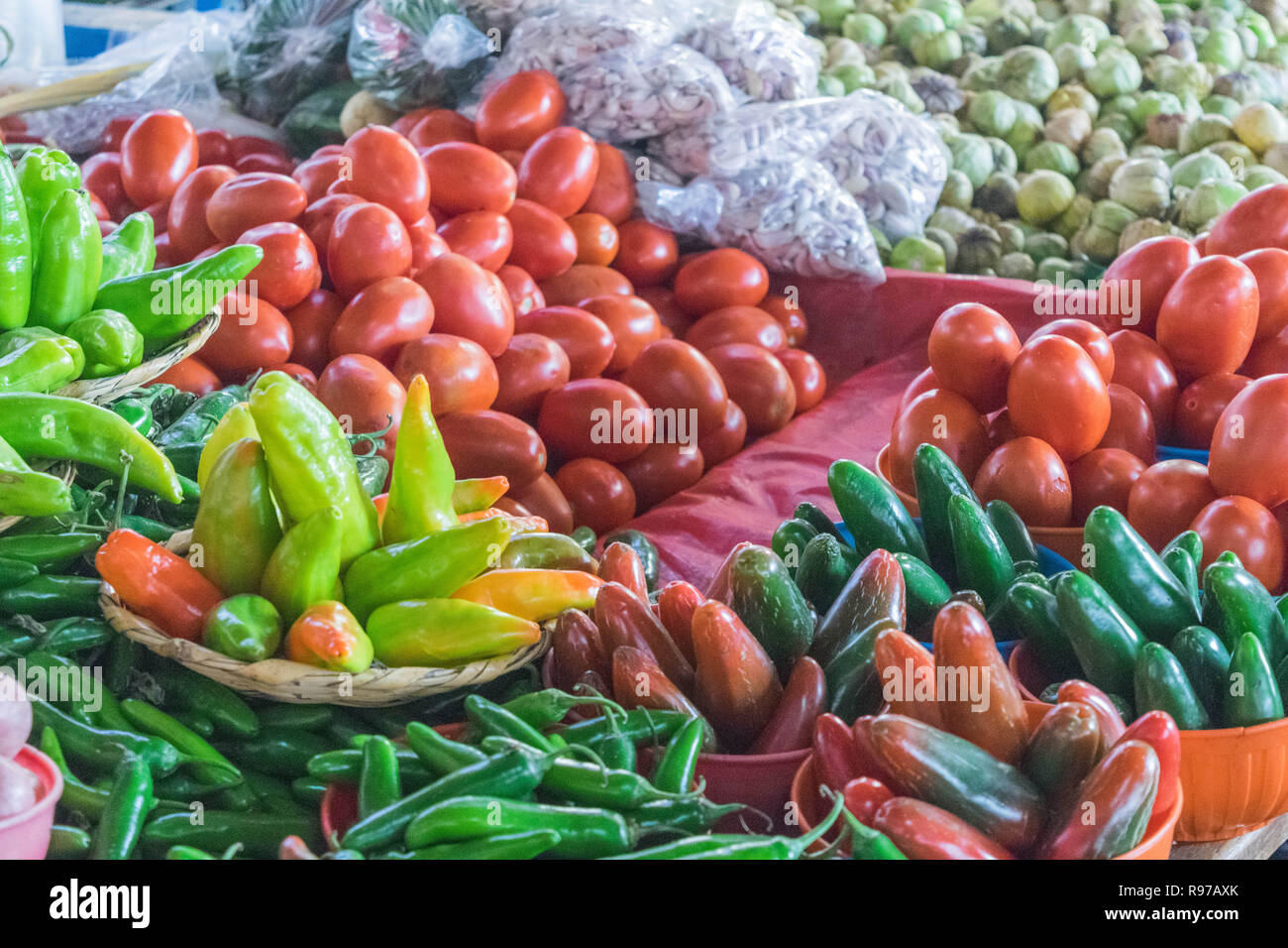 Un array di frutta e verdura in un mercato di Oaxaca, Messico Foto Stock