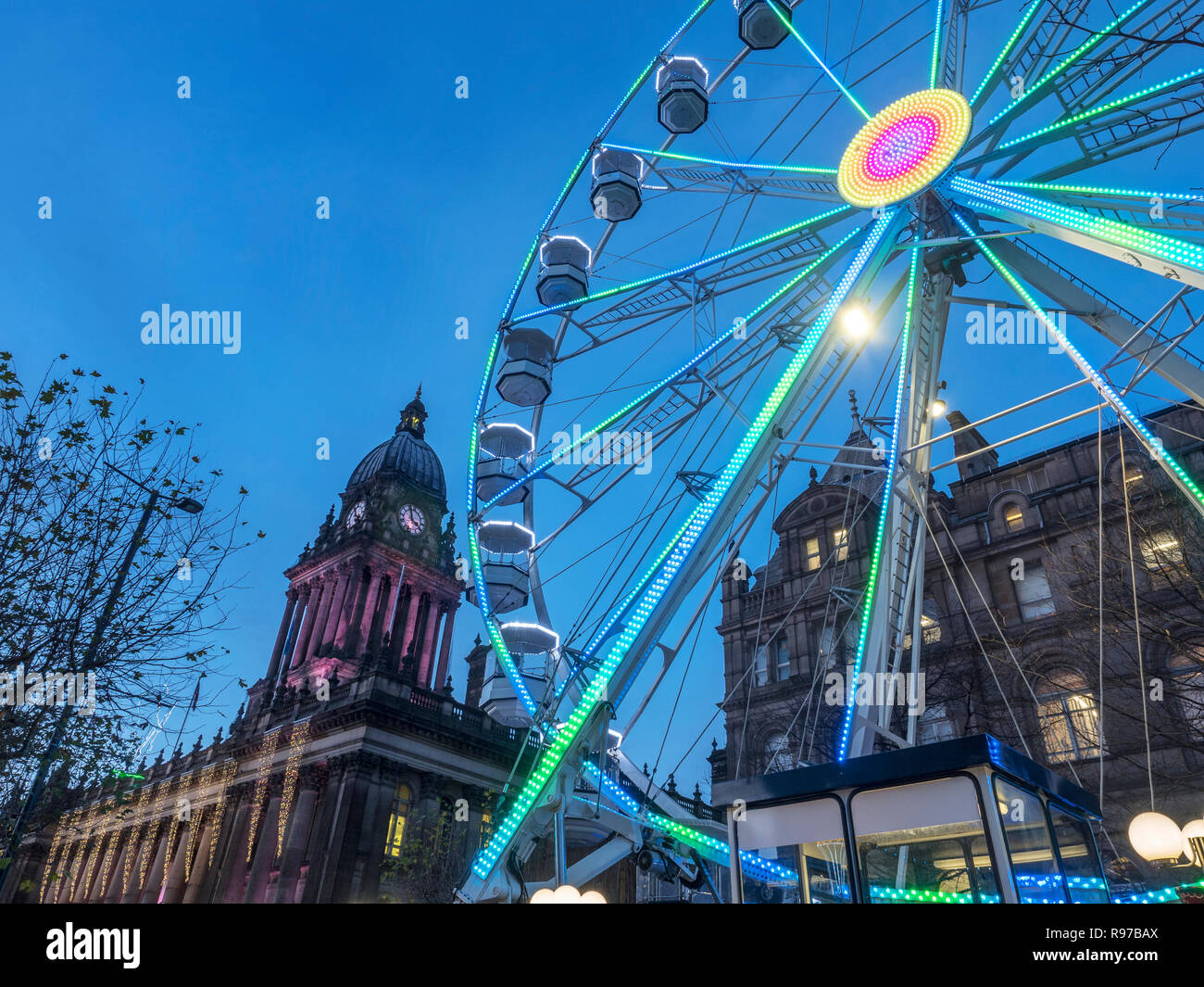 Ruota di Leeds di luce accesa al tramonto a Natale sul Headrow in Leeds West Yorkshire Inghilterra Foto Stock