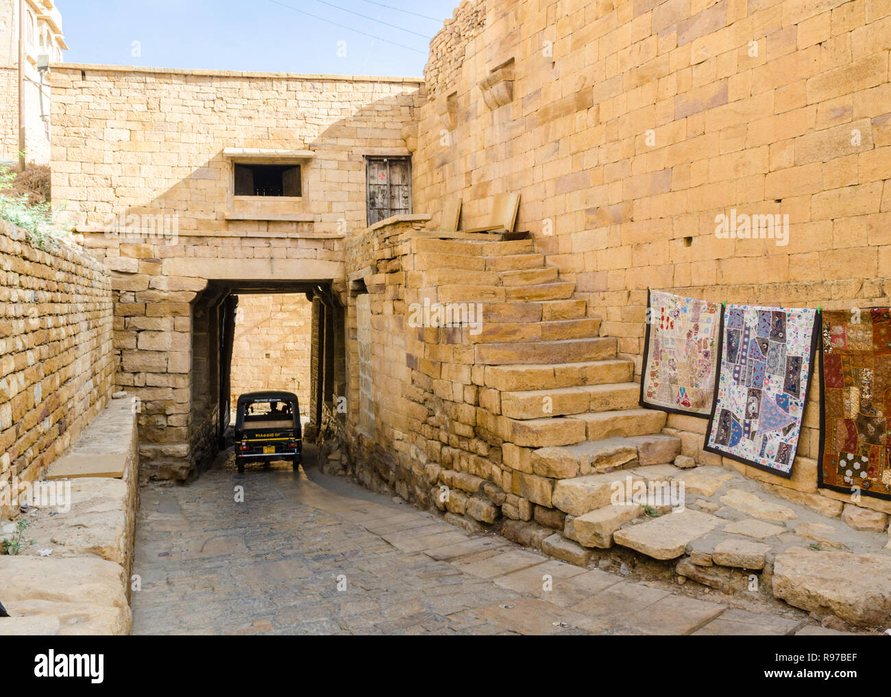 Auto rickshaw in Jaisalmer Fort, Jaisalmer, Rajasthan, India Foto Stock