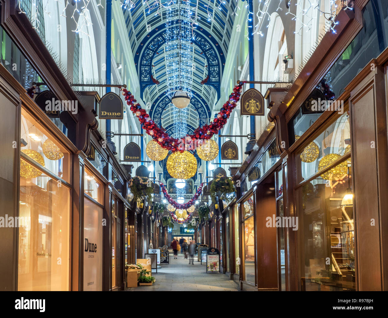 Le decorazioni di Natale in Thorntons Arcade da Briggate a Leeds West Yorkshire Inghilterra Foto Stock