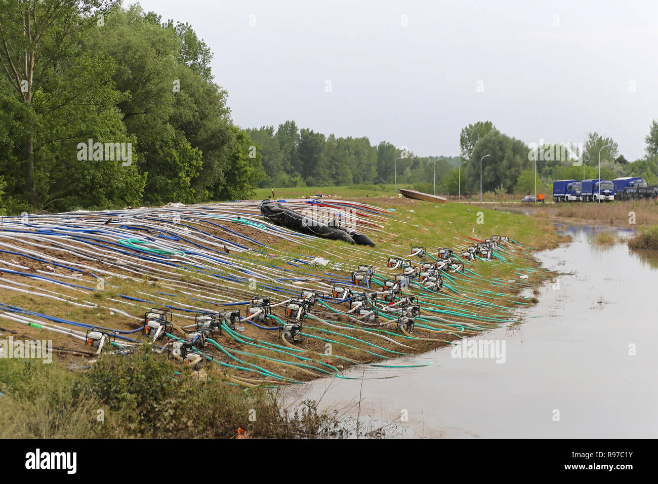 OBRENOVAC, SERBIA - 24 Maggio: argine con pompe in Obrenovac il 24 maggio 2014. Pompaggio di acqua con argine in Obrenovac, Serbia. Foto Stock