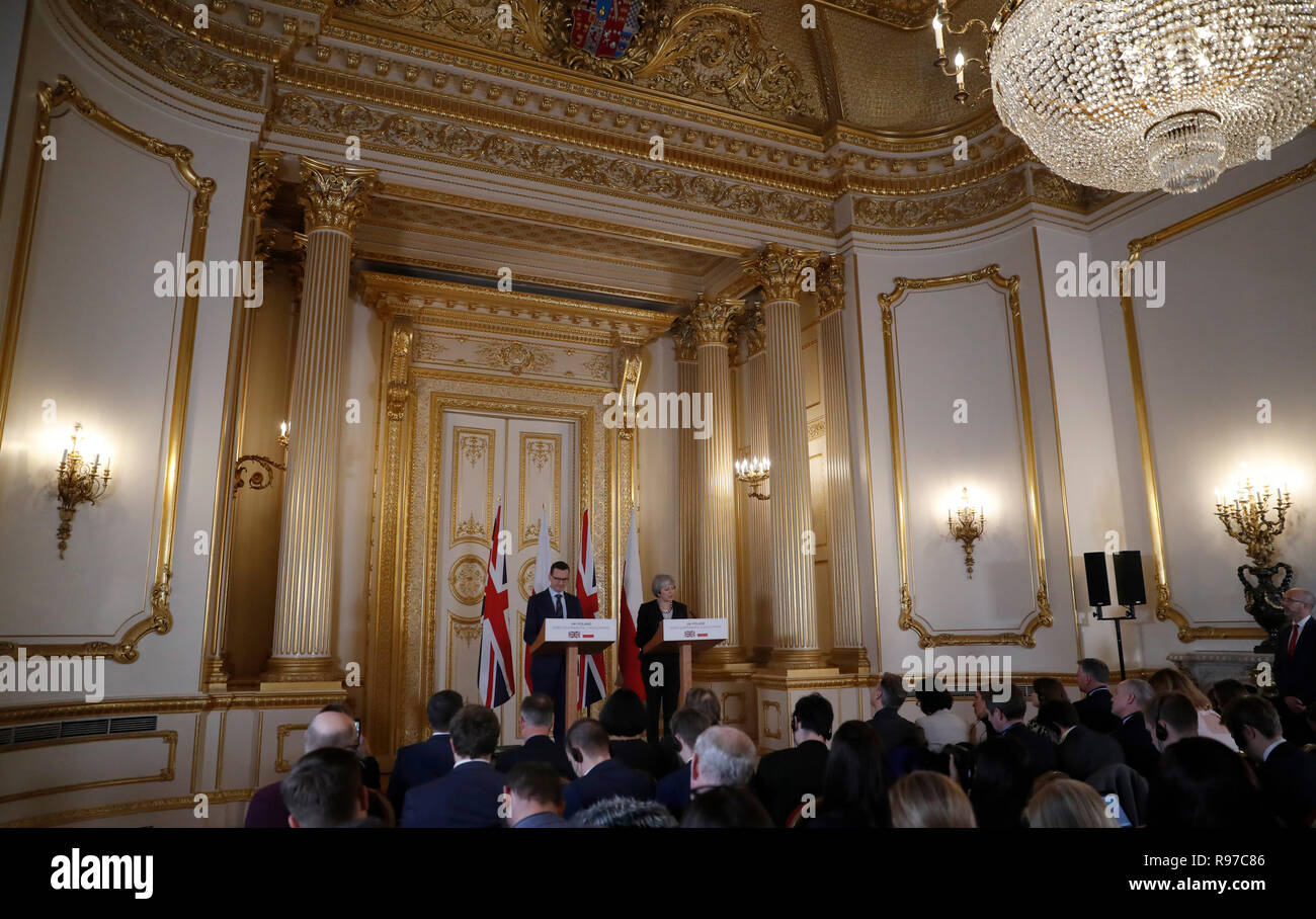 Il primo ministro Theresa Maggio e il Primo Ministro polacco Mateusz Morawiecki durante una conferenza stampa dopo il Regno Unito e la Polonia consultazioni intergovernative a Lancaster House, Londra. Foto Stock