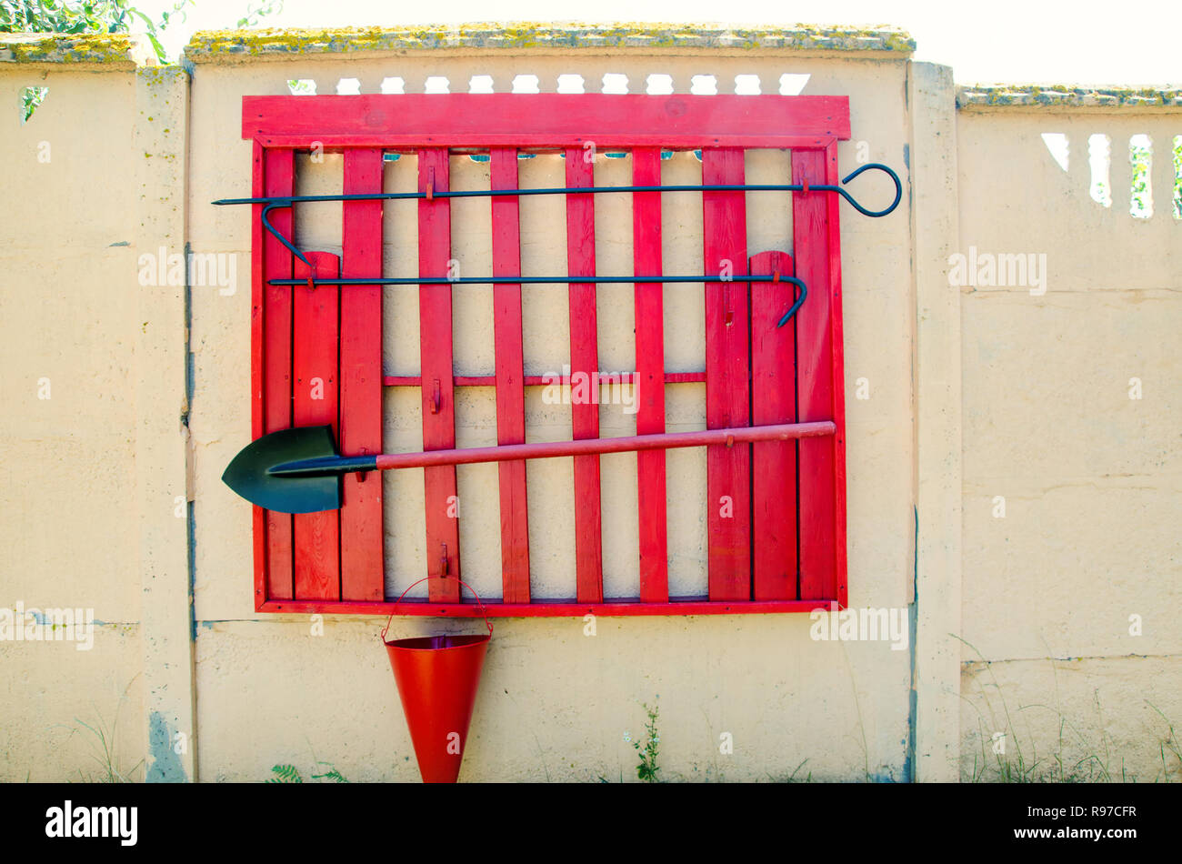 In legno protezione antincendio con pala, benna, rottami e picco Foto Stock