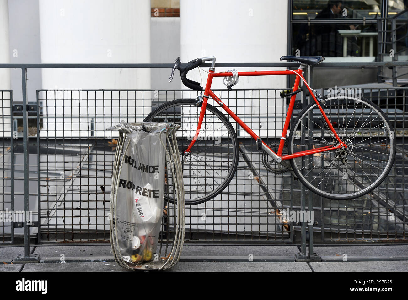 Bicicletta con anti theft - Parigi - Francia Foto Stock