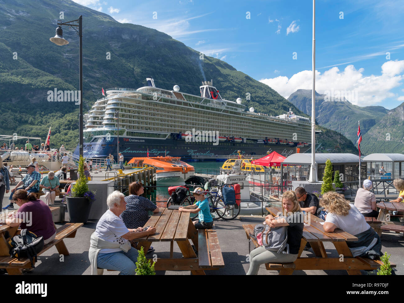 Il Quayside con Tui Mein Schiff 1 nave da crociera in background, Geiranger, Møre og Romsdal, Sunnmøre, Norvegia Foto Stock