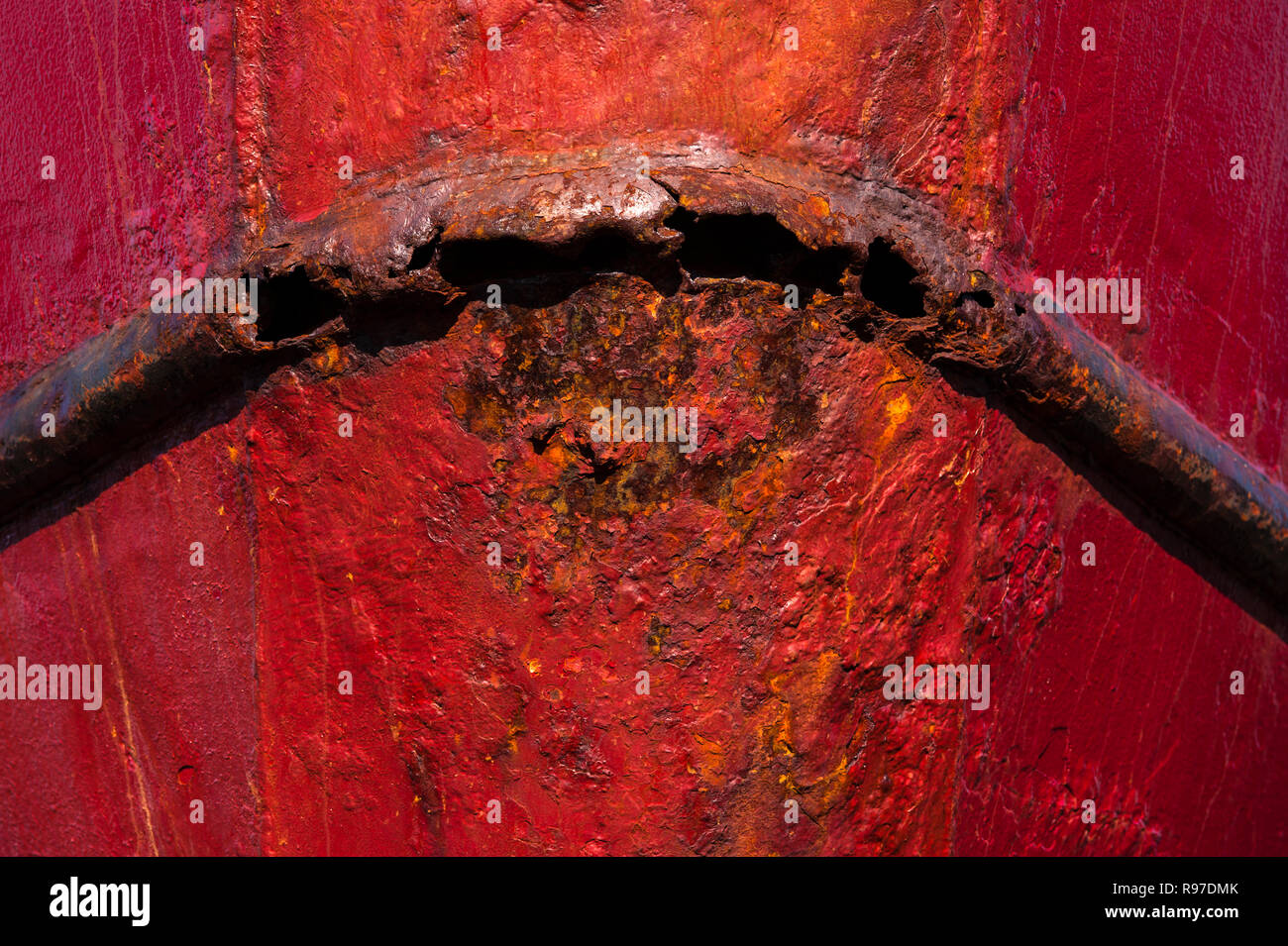 Prua della barca da pesca con vernice rossa schegge di metallo e la formazione di ruggine Foto Stock
