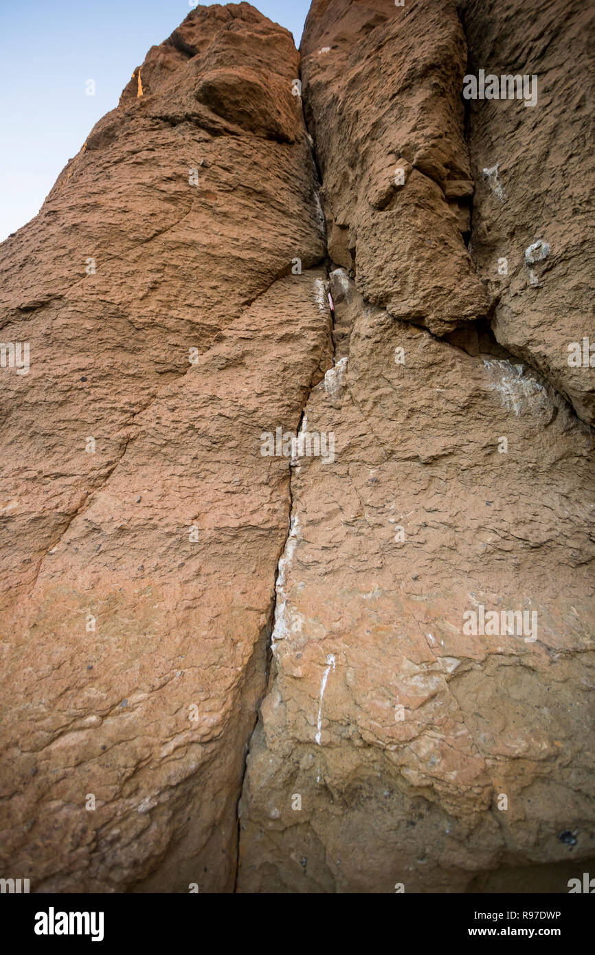 Clmbing passo lungo la parte esterna del Fort Rock in rurale Oregon centrale. Foto Stock