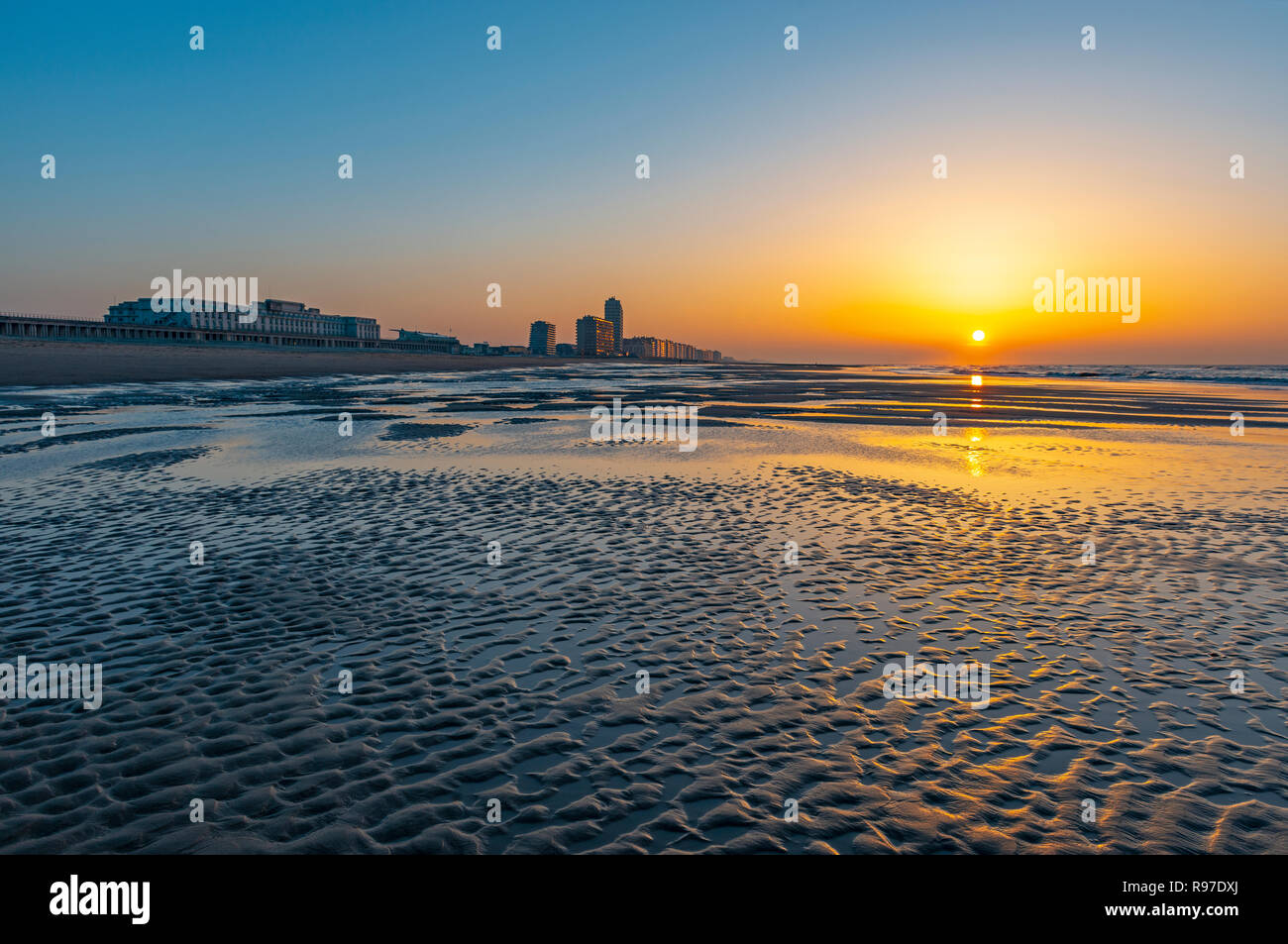 Paesaggio urbano della città di Ostenda al tramonto lungo la sua spiaggia del Mare del Nord al tramonto, Fiandre Occidentali, Belgio. Foto Stock