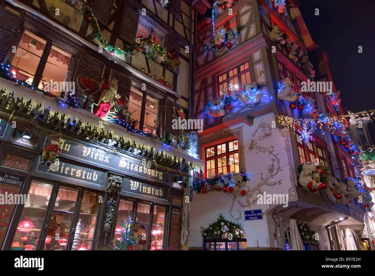 Decorazione di natale per gli edifici di Strasburgo, capitale de Noel in Francia Foto Stock