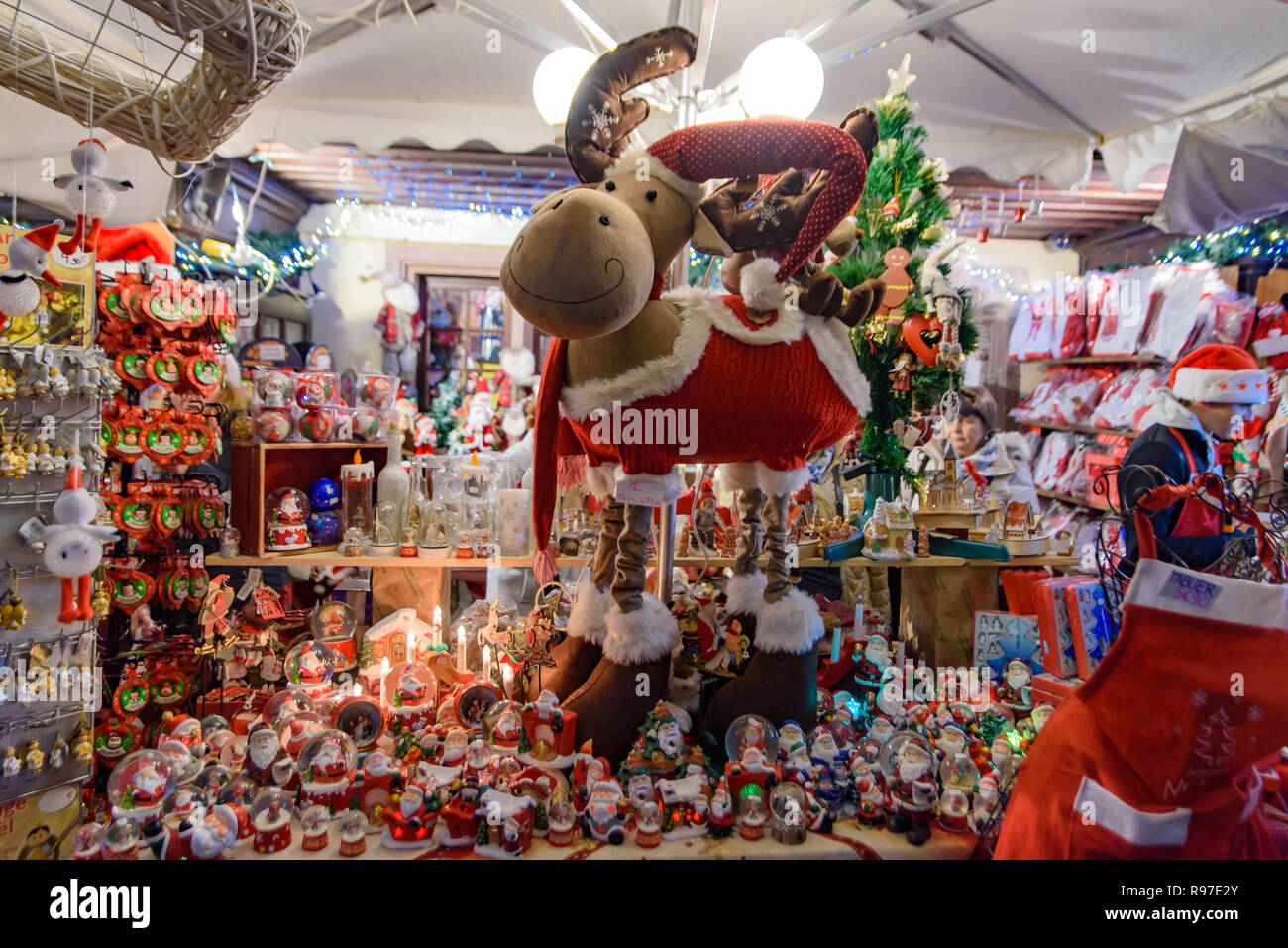 Arte doni di artigianato e di oggetti di arredamento per Natale nel mercatino di Natale di Strasburgo, capitale de Noel in Francia Foto Stock