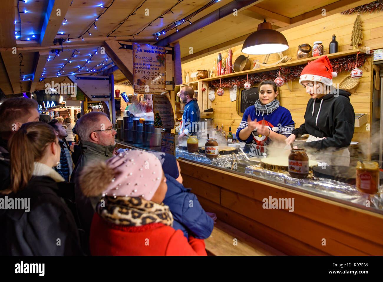 Bancarelle di cibi tradizionali nel mercato di Natale a Strasburgo, capitale de Noel in Francia Foto Stock