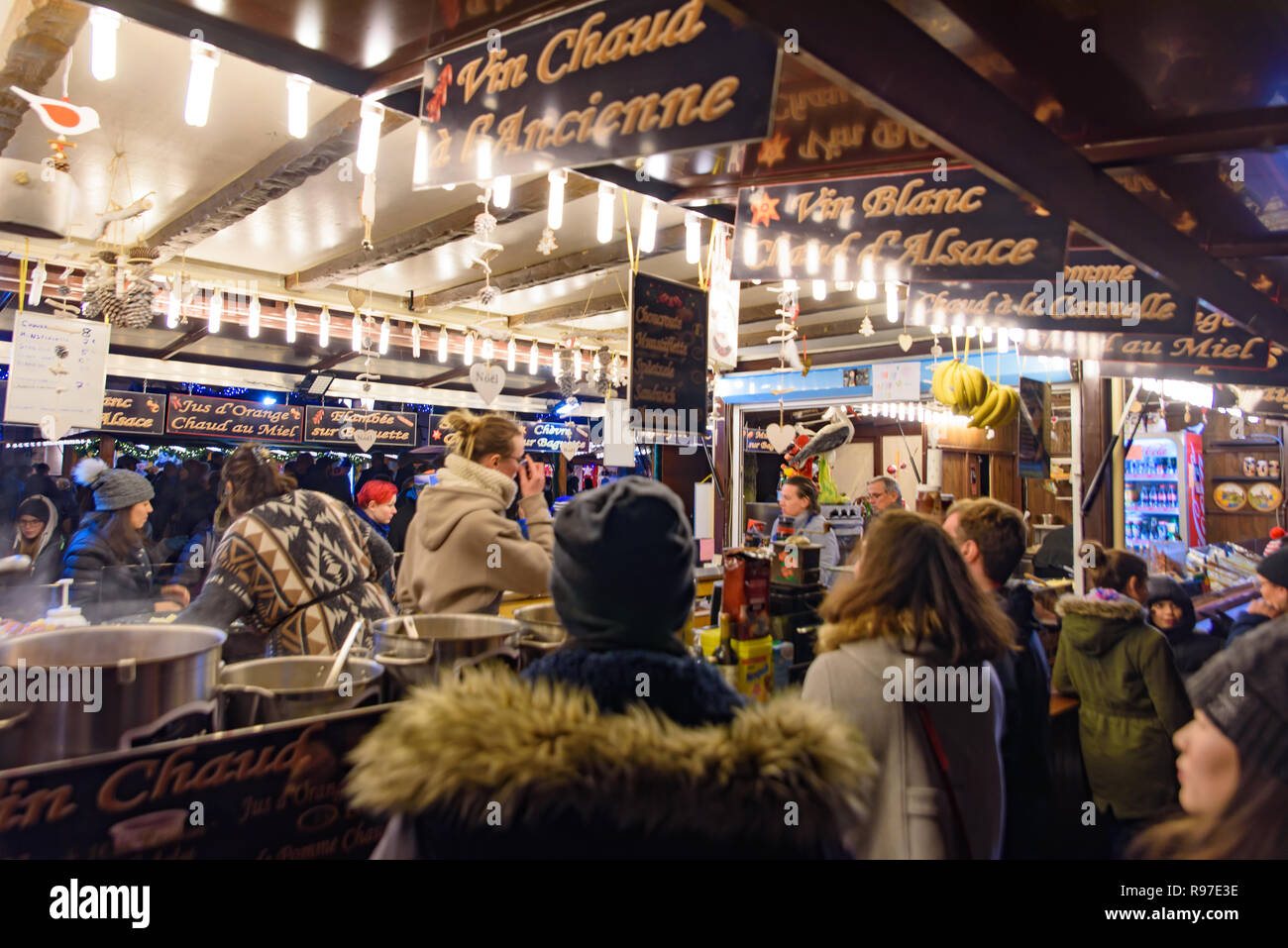 Bancarelle di cibi tradizionali nel mercato di Natale a Strasburgo, capitale de Noel in Francia Foto Stock