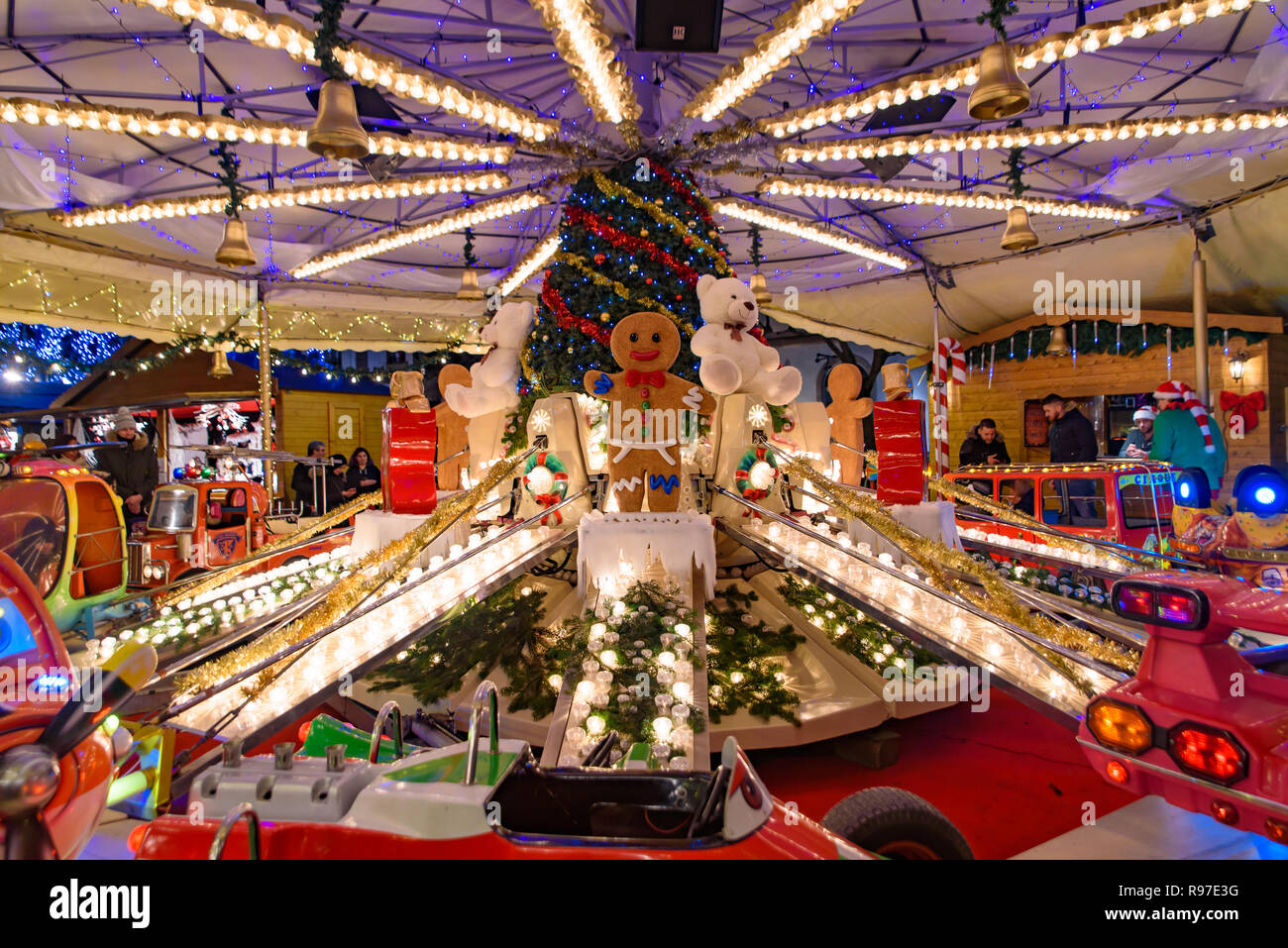 Amusement ride nel mercato di Natale a Strasburgo, capitale de Noel in Alsazia, Francia Foto Stock