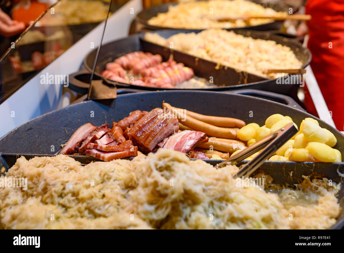 Choucroute Garnie, il tradizionale cibo invernale in Alsazia area in Sessione plenaria a Strasburgo dal Mercato di Natale, la capitale de Noel in Francia Foto Stock