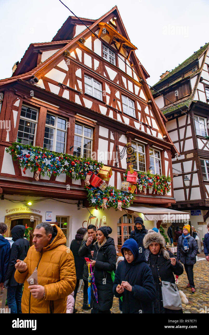 Decorazione di natale per gli edifici di Strasburgo, capitale de Noel in Francia Foto Stock