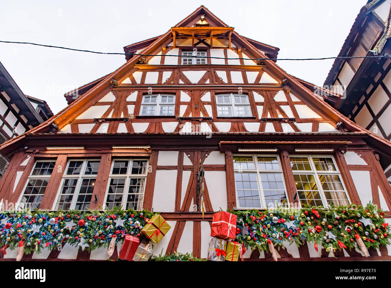 Decorazione di natale per gli edifici di Strasburgo, capitale de Noel in Francia Foto Stock