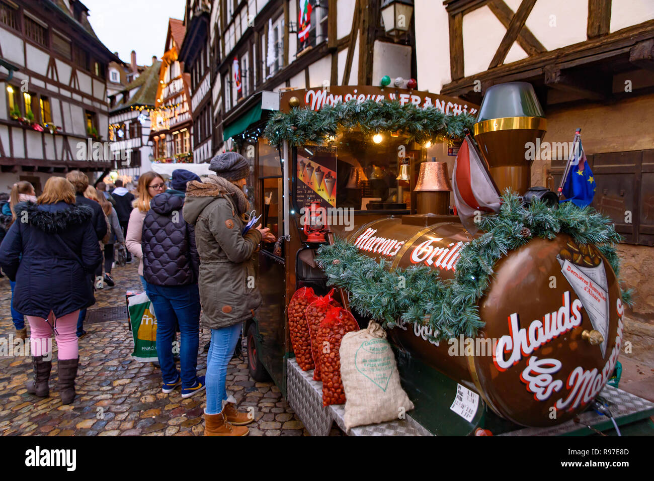 Bancarelle di cibi tradizionali nel mercato di Natale a Strasburgo, capitale de Noel in Francia Foto Stock