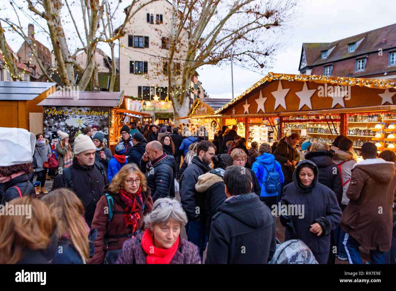 2018 Mercatino di Natale a Strasburgo, capitale de Noel in Alsazia, Francia Foto Stock