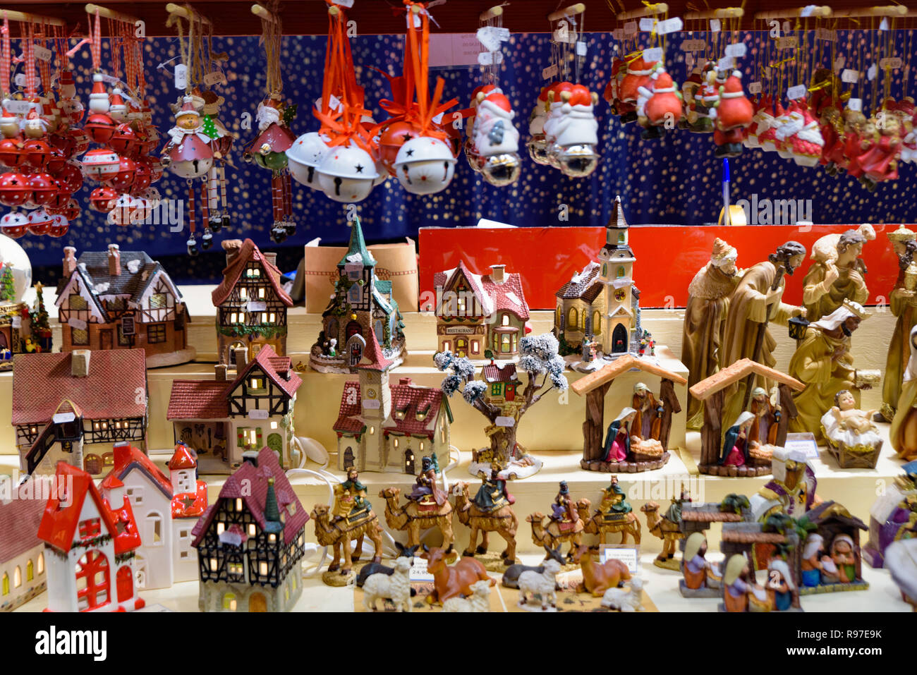 Arte doni di artigianato e di oggetti di arredamento per Natale nel mercatino di Natale di Strasburgo, capitale de Noel in Francia Foto Stock