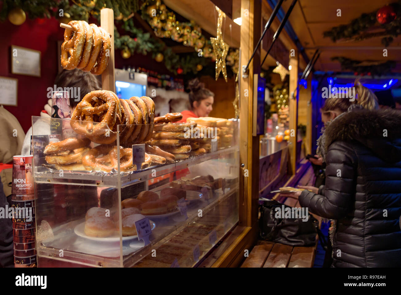 Bancarelle di cibi tradizionali nel mercato di Natale a Strasburgo, capitale de Noel in Francia Foto Stock