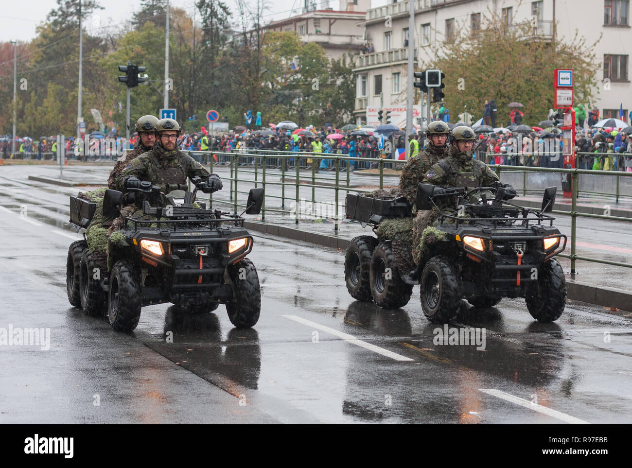 Strada Europea, Prague-October 28, 2018: soldati dell esercito ceco sono riding atv Gladiator X8 sulla parata militare il 28 ottobre 2018 a Praga, Repubblica Ceca R Foto Stock