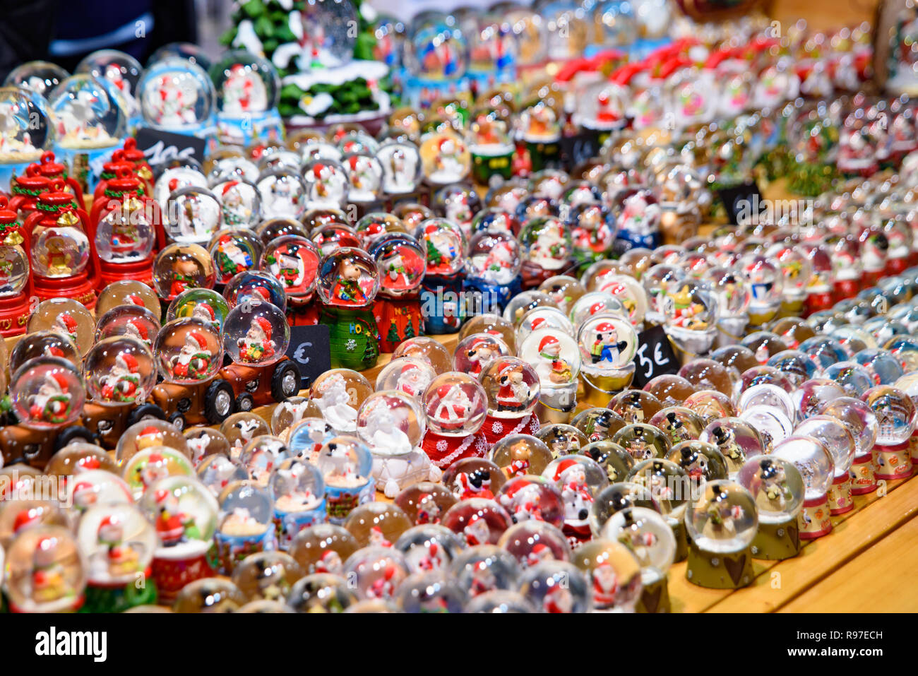 Arte doni di artigianato e di oggetti di arredamento per Natale nel mercatino di Natale di Strasburgo, capitale de Noel in Francia Foto Stock