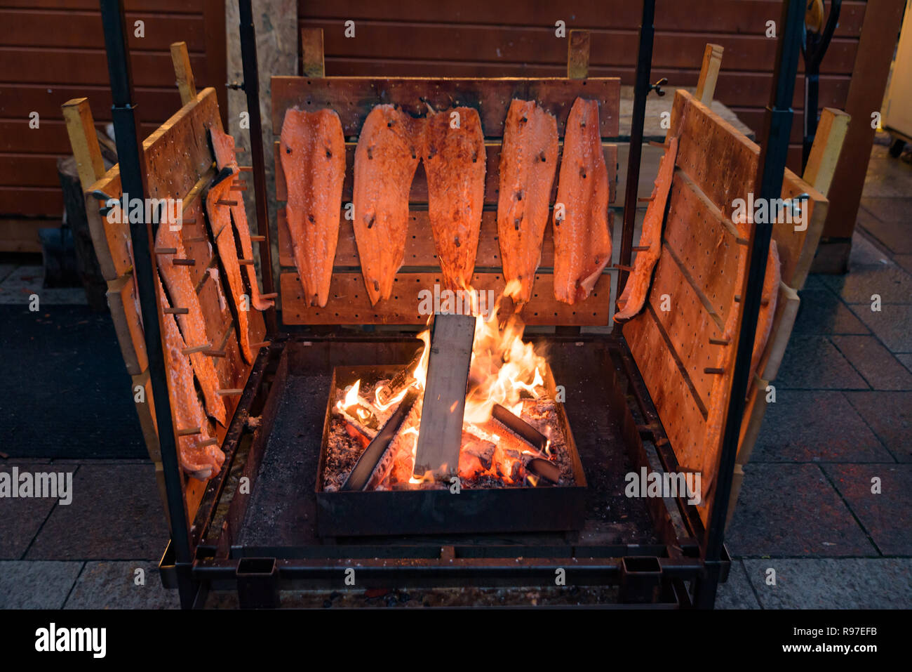 Fumato / Salmone alla griglia nel mercato di Natale a Strasburgo, Francia Foto Stock