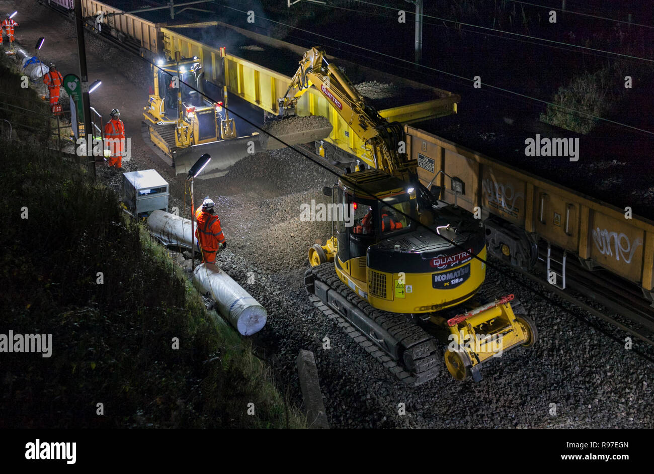 La guida della rete via rinnovo in corso durante una notte tempo possesso sulla linea principale della costa occidentale a Brock (nord di Preston) contraente; Amey Foto Stock