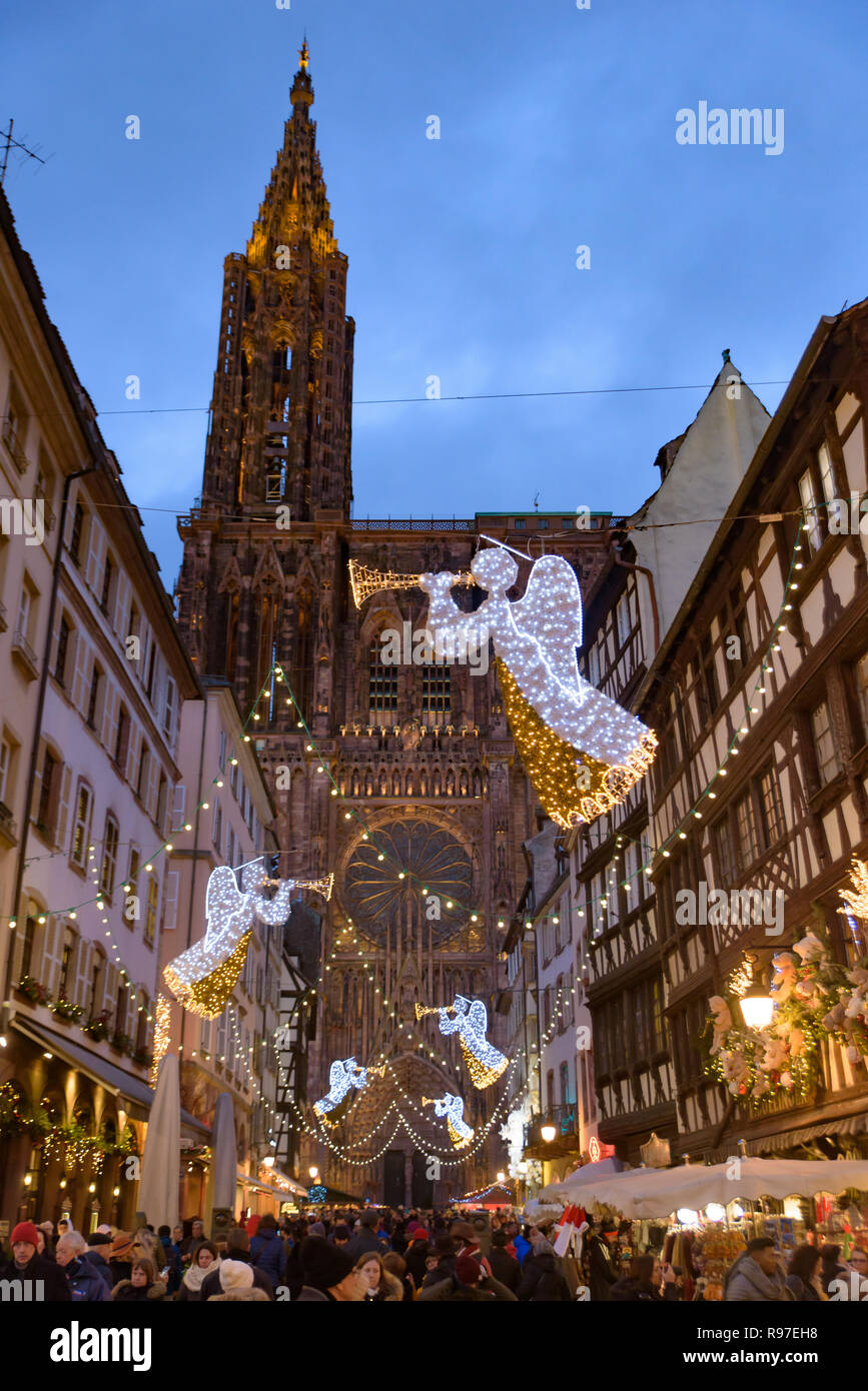 2018 Natale mercato intorno alla cattedrale di Strasburgo, capitale de Noel in Alsazia, Francia Foto Stock