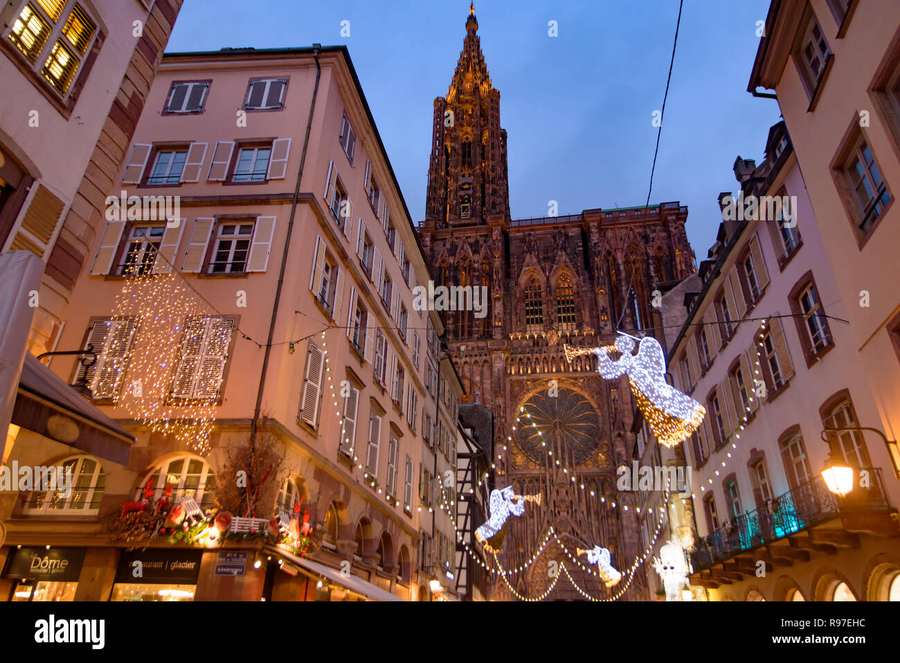 2018 Natale mercato intorno alla cattedrale di Strasburgo, capitale de Noel in Alsazia, Francia Foto Stock