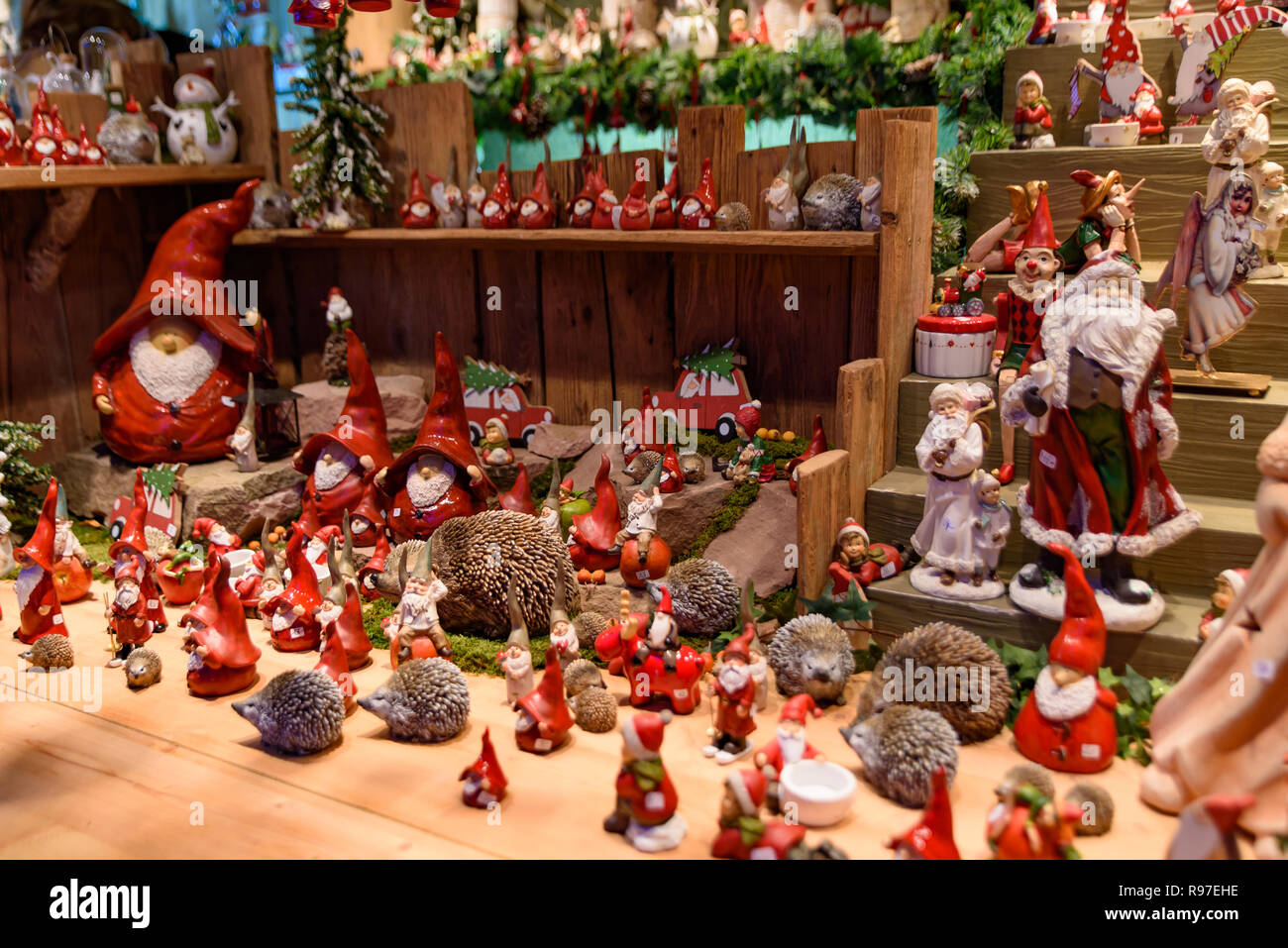 Arte doni di artigianato e di oggetti di arredamento per Natale nel mercatino di Natale di Strasburgo, capitale de Noel in Francia Foto Stock