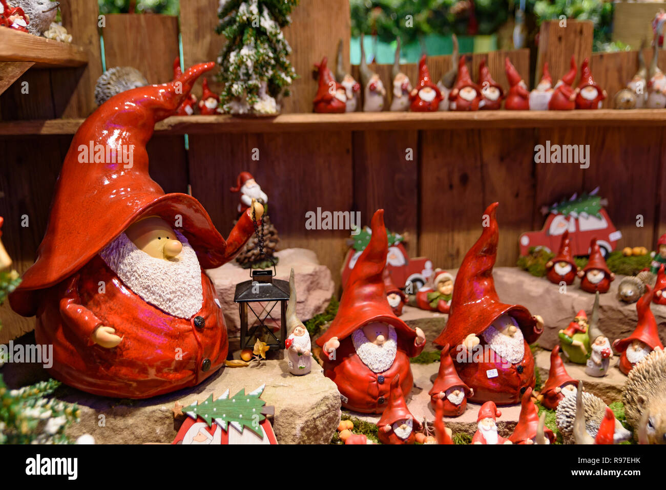 Arte doni di artigianato e di oggetti di arredamento per Natale nel mercatino di Natale di Strasburgo, capitale de Noel in Francia Foto Stock