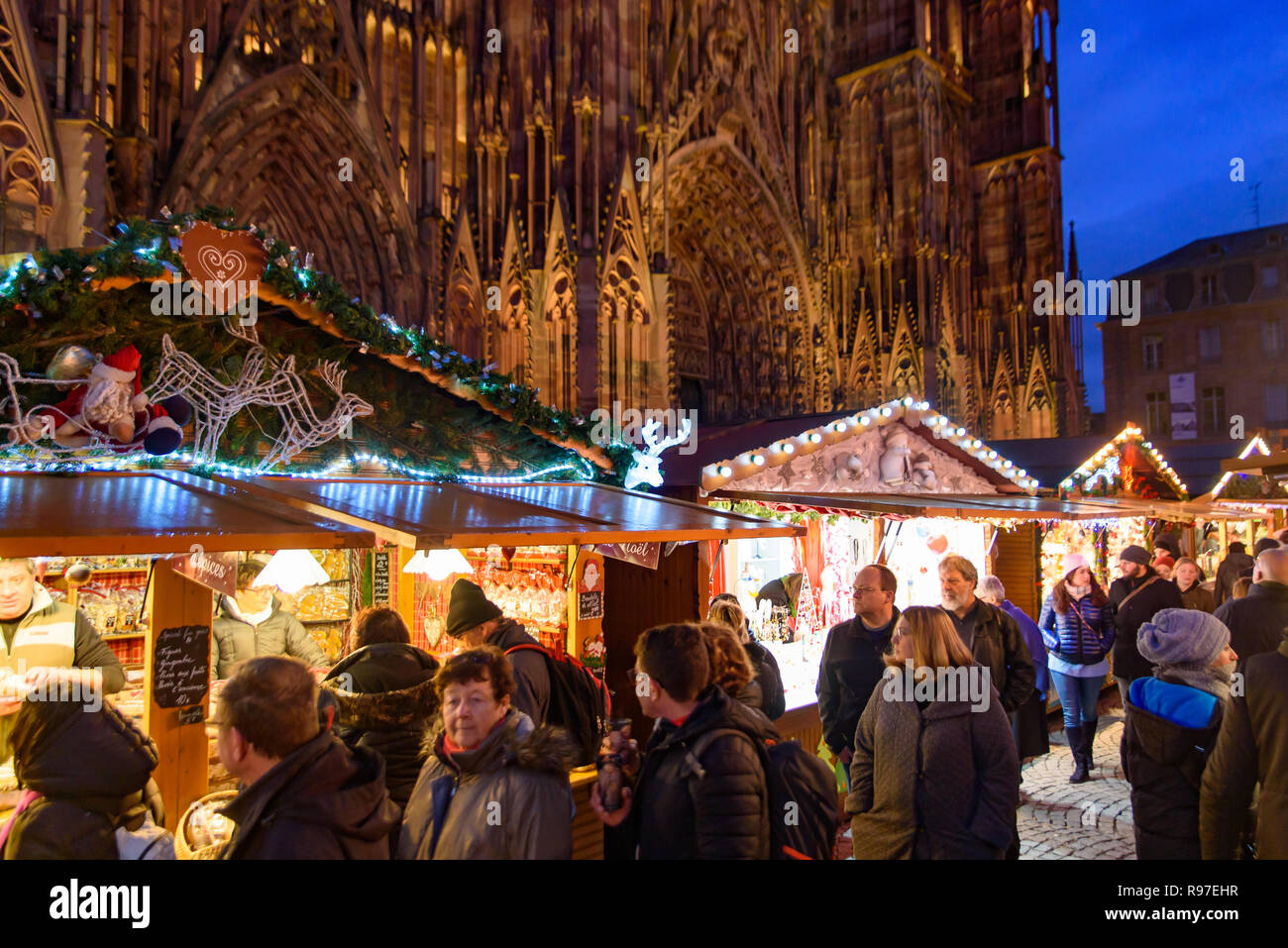 2018 Natale mercato intorno alla cattedrale di Strasburgo, capitale de Noel in Alsazia, Francia Foto Stock