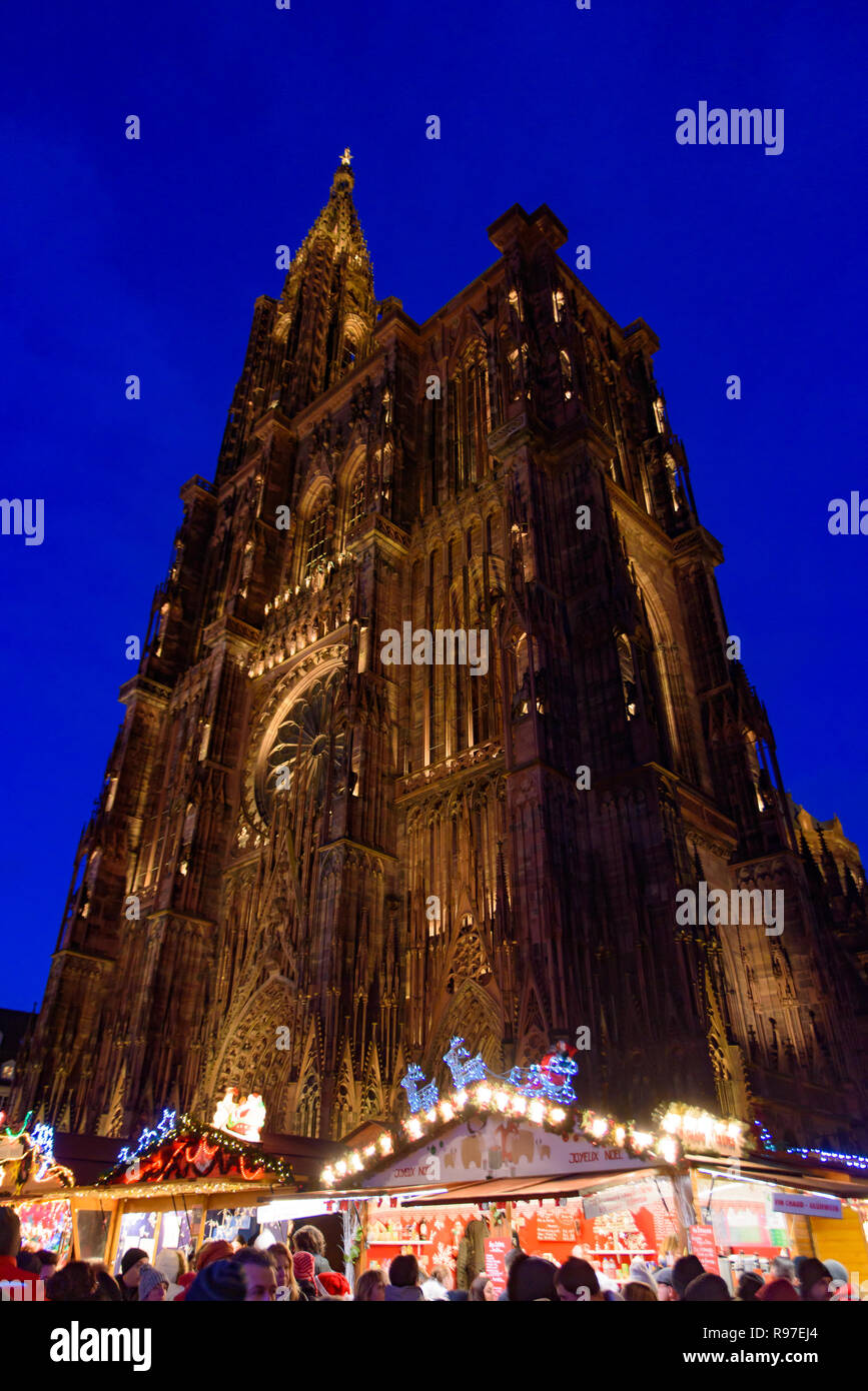 2018 Natale mercato intorno alla cattedrale di Strasburgo, capitale de Noel in Alsazia, Francia Foto Stock