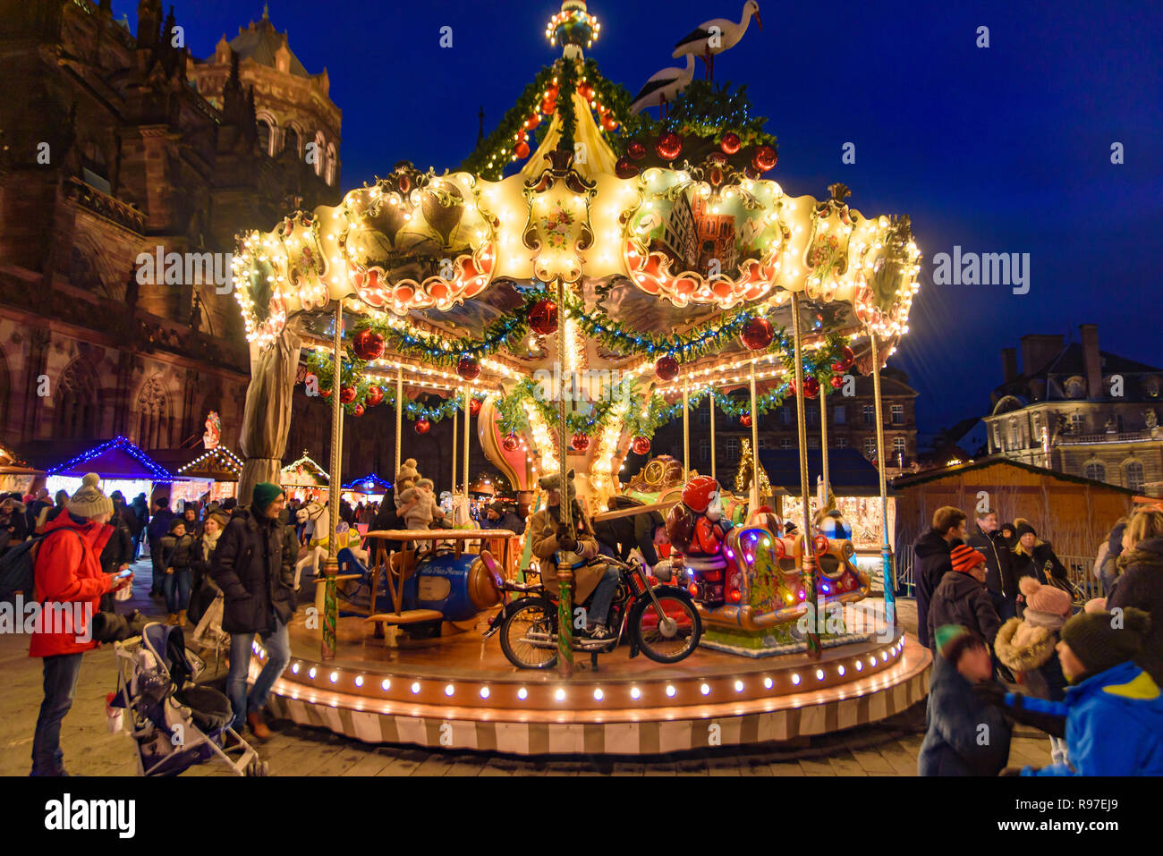 Giostra nel mercato di Natale a Strasburgo, capitale de Noel in Alsazia, Francia Foto Stock