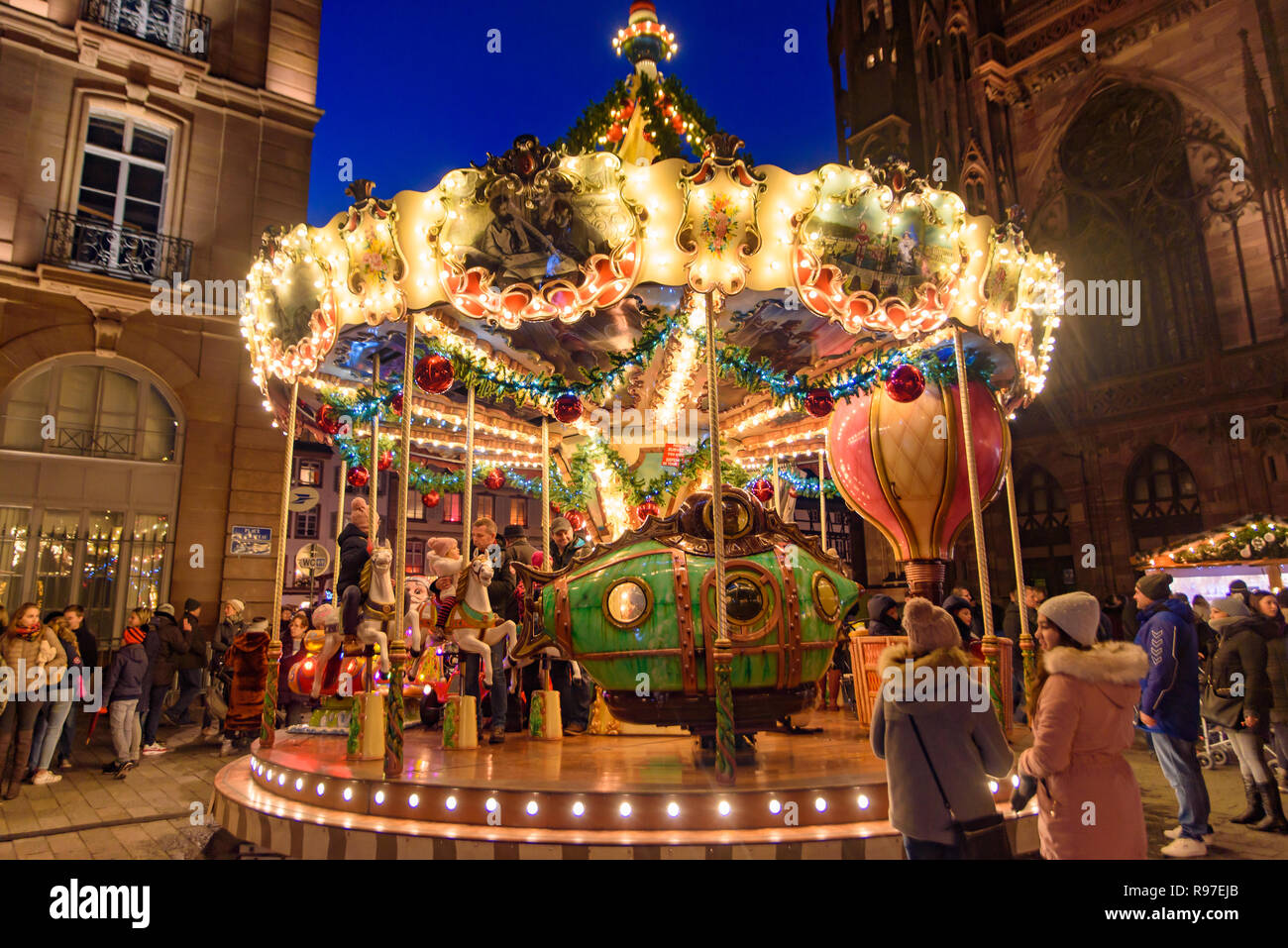 Giostra nel mercato di Natale a Strasburgo, capitale de Noel in Alsazia, Francia Foto Stock