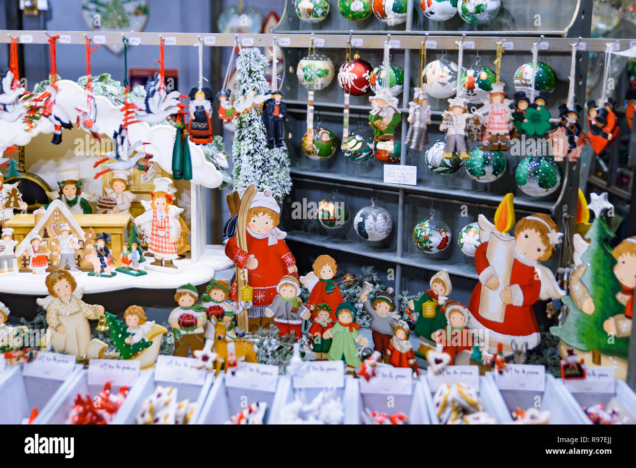 Arte doni di artigianato e di oggetti di arredamento per Natale nel mercatino di Natale di Strasburgo, capitale de Noel in Francia Foto Stock