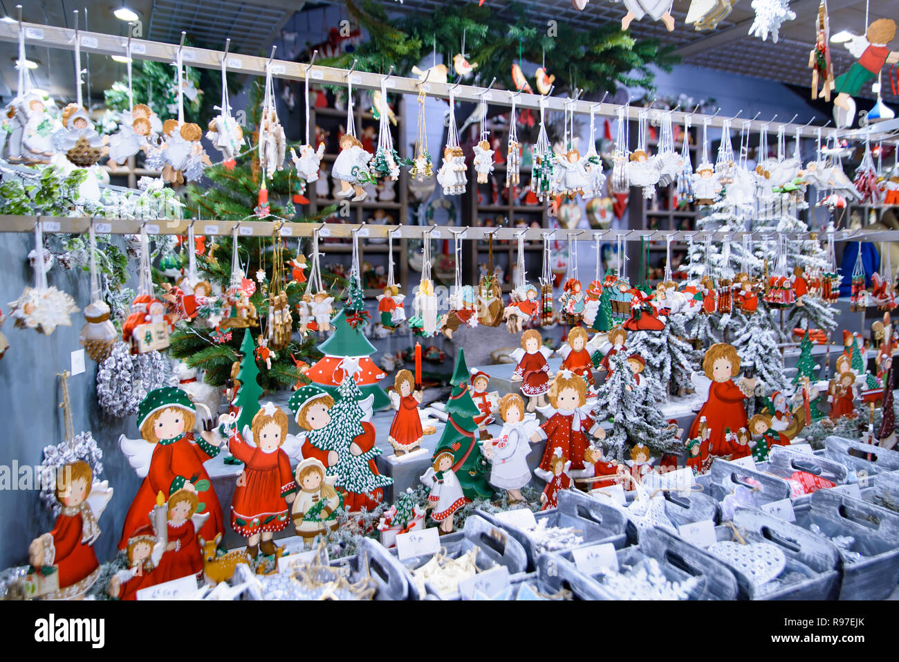 Arte doni di artigianato e di oggetti di arredamento per Natale nel mercatino di Natale di Strasburgo, capitale de Noel in Francia Foto Stock