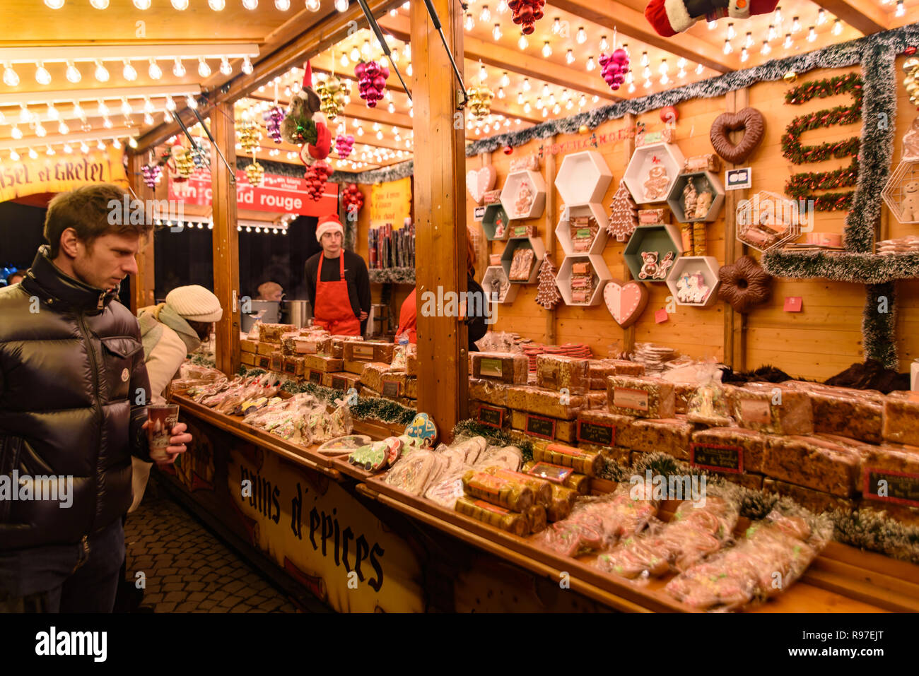 Bancarelle di cibi tradizionali nel mercato di Natale a Strasburgo, capitale de Noel in Francia Foto Stock